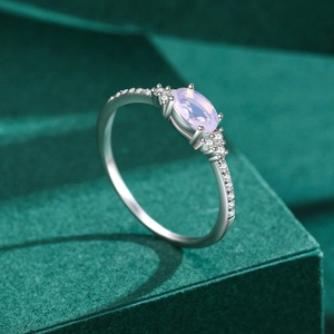 Bague élégante en argent S925 avec zircon rose ovale sur un écrin vert luxueux