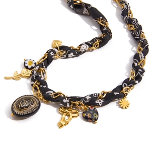 Collier vintage en chaîne dorée avec ruban de soie noir et pendentifs fleurs et cœurs