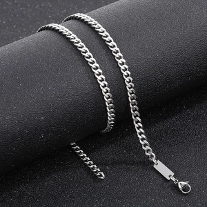 Collier chaîne cubaine en acier argenté avec plaque carrée gravable et fermoir mousqueton