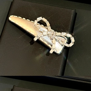 Détail d'une barrette à cheveux nœud étincelante avec zircons rectangulaires et base argent