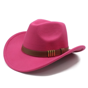 Détail d'un chapeau en feutre rose avec ceinture en cuir marron et boucles dorées