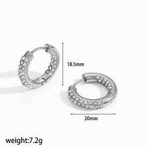 Créoles minimalistes 20 mm en acier inoxydable avec pavé de zircons en finition argentée