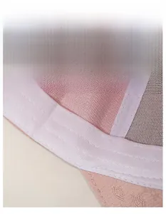 Detail der rosa Baseballkappe mit breitem Schweißband und atmungsaktivem Mesh-Gewebe
