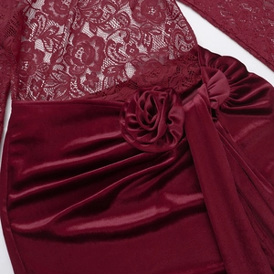 Dettaglio dell'abito in pizzo e velluto bordeaux con rosa 3D e drappeggio
