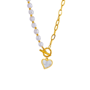 Collier perles baroques et chaîne dorée avec pendentif cœur et fermoir OT élégant