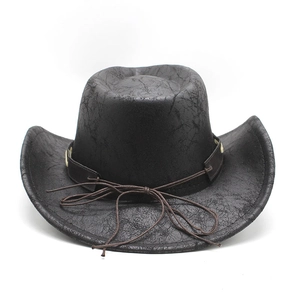 Détail de la texture cuir vieilli et de la sangle décorative sur un chapeau de cowboy