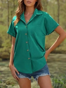 Détail de chemise verte à manches courtes avec col à revers et poche sur la poitrine