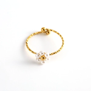 Verstellbarer Goldring mit Perlenblume und strukturierter Oberfläche aus Edelstahl