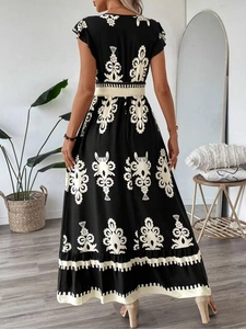 Détails du dos d'une robe longue d'été avec imprimé vintage et ourlet à volants