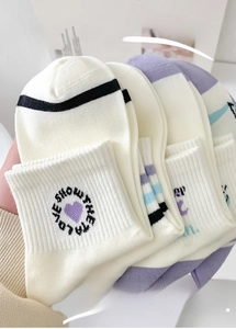 Détails de chaussettes en coton violet avec bords côtelés et motif cœur Show The Love