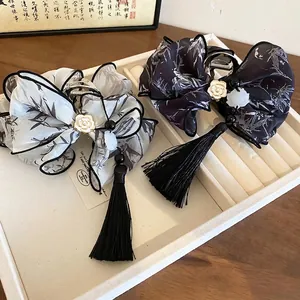 Pince à cheveux avec nœud en mousseline, motif encre, fleur de lotus et pompons