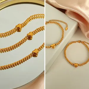 Détail du bracelet à perles plaqué or 18k avec pendentif cœur poli sur soie rose