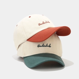 Detail von zweifarbigen Canvas-Baseballkappen mit standardmk-Stickerei und Belüftungslöchern
