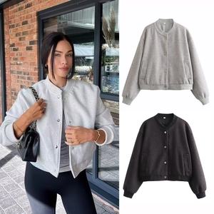 Détail de fermeture à boutons-pression et poche sur veste varsity gris clair