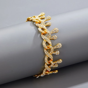 Gros plan sur le bracelet hip hop doré avec zircons pavés et design à effet goutte