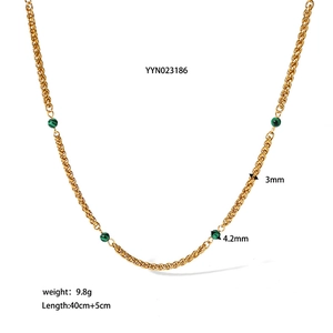 Détail du collier chaîne torsadée plaqué or 18K avec perle malachite et dimensions