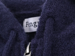 Vue détaillée de la texture du tricot bleu marine et de la fermeture éclair métallique robuste