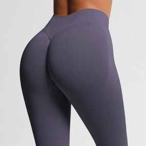 Detailansicht der nahtlosen High-Waist-Yogahose mit Push-up-Effekt in Dunkelviolett-Grau