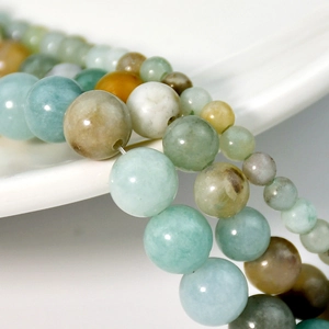 Détail macro de perles en amazonite naturelle avec textures minérales pour création bijoux