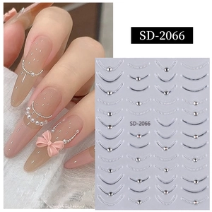 Détail de l'autocollant 5D pour ongles SD-2066 avec lignes argentées et perles
