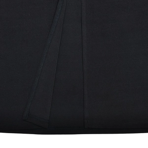 Dettaglio del vestito lungo nero a fascia che mostra il tessuto e le cuciture