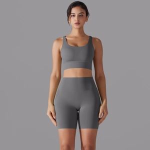 Dettaglio del set yoga grigio grafite con pantaloncini a vita alta e canotta con scollo a U