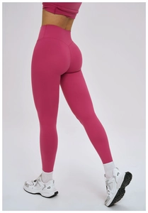Détail du legging de yoga fuchsia taille haute montrant l'effet galbant et coutures