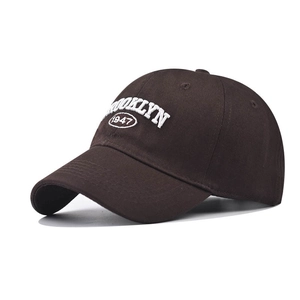 Détail de la broderie blanche Brooklyn 1947 sur une casquette en coton marron foncé