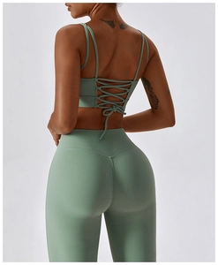 Détail de l'ensemble de yoga côtelé vert sauge avec dos croisé et texture à taille haute