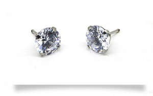 Vue détaillée des boucles d'oreilles en acier argenté avec zircon rond serti à quatre griffes