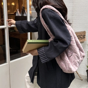 Roze luipaardprint pluche shopper gestyled met een winterjas in een buitenomgeving