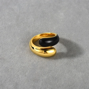 Macro dell'anello a fascia placcato oro 18K con dettagli in smalto nero a goccia