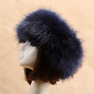Détail du bandeau en fausse fourrure bleu marine montrant une texture épaisse d'hiver