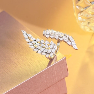 Gros plan sur la bague ailes d'ange avec pierres marquises sur une boîte à bijoux