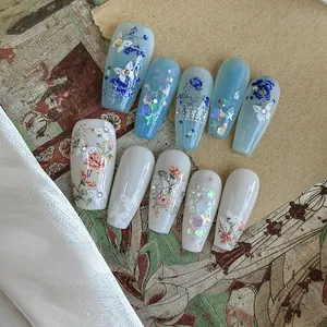 Faux ongles faits main exquis avec motifs floraux vintage, papillons et cristaux brillants