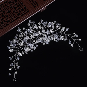 Dettaglio di un tralcio per capelli da sposa argento con perline e cristalli