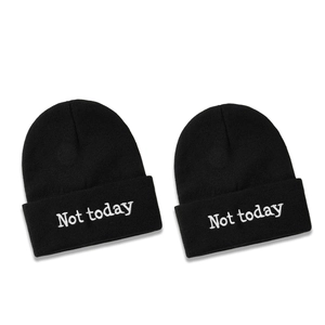 Due berretti in maglia a coste nere con ricamo bianco 'Not today' sul risvolto frontale