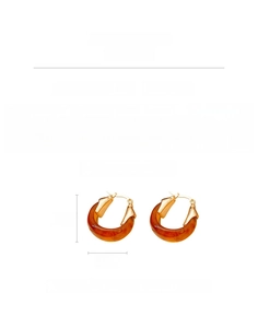 Détail des boucles d'oreilles créoles en résine en U avec dimensions et placage