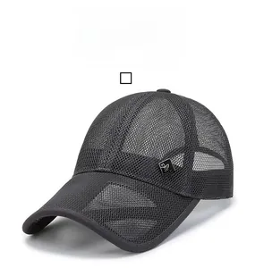 Détail de la casquette de baseball gris foncé en mesh avec logo de montagne sur le côté