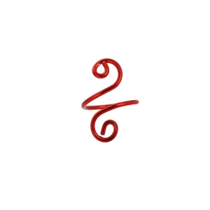 Dettaglio macro dell'anello per uncinetto in filo metallico rosso con design a spirale