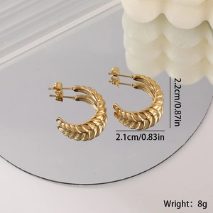 Boucles d'oreilles créoles C en acier doré avec texture spirale sur miroir poli