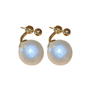 Élégantes boucles d'oreilles perles plaquées or au design vintage français minimaliste
