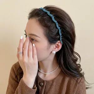 Serre-tête plissé en velours bleu élégant avec dents antidérapantes sur un modèle