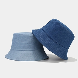 Bobs en denim classique bleu foncé et bleu clair avec détails de bordure surpiqués