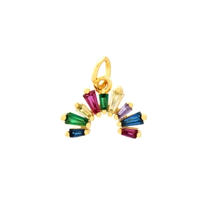 Vue macro d'un pendentif arc-en-ciel plaqué or 18 carats avec pierres rectangulaires