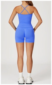 Détail du soutien-gorge de sport dos croisé et du short taille haute bleu vif