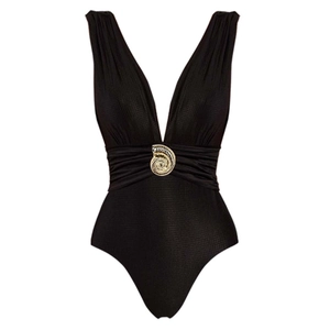 Détail d'un maillot de bain noir à col en V profond avec boucle coquille dorée et plis à la taille