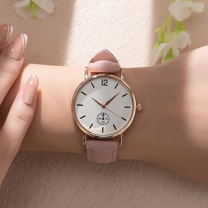 Elegante reloj de cuarzo para mujer en oro rosa con correa de cuero rosa y esfera limpia