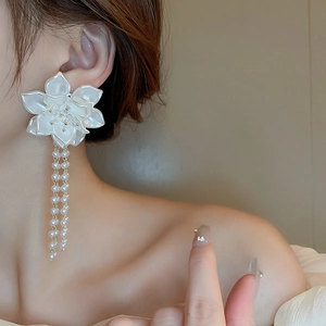 Eleganti orecchini floreali con petali di fiori bianchi e lunghe nappe di perle finte
