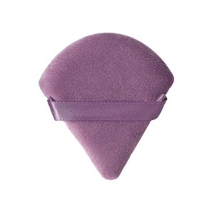 Detalle de una borla de polvos triangular violeta suave con asa de cinta de raso